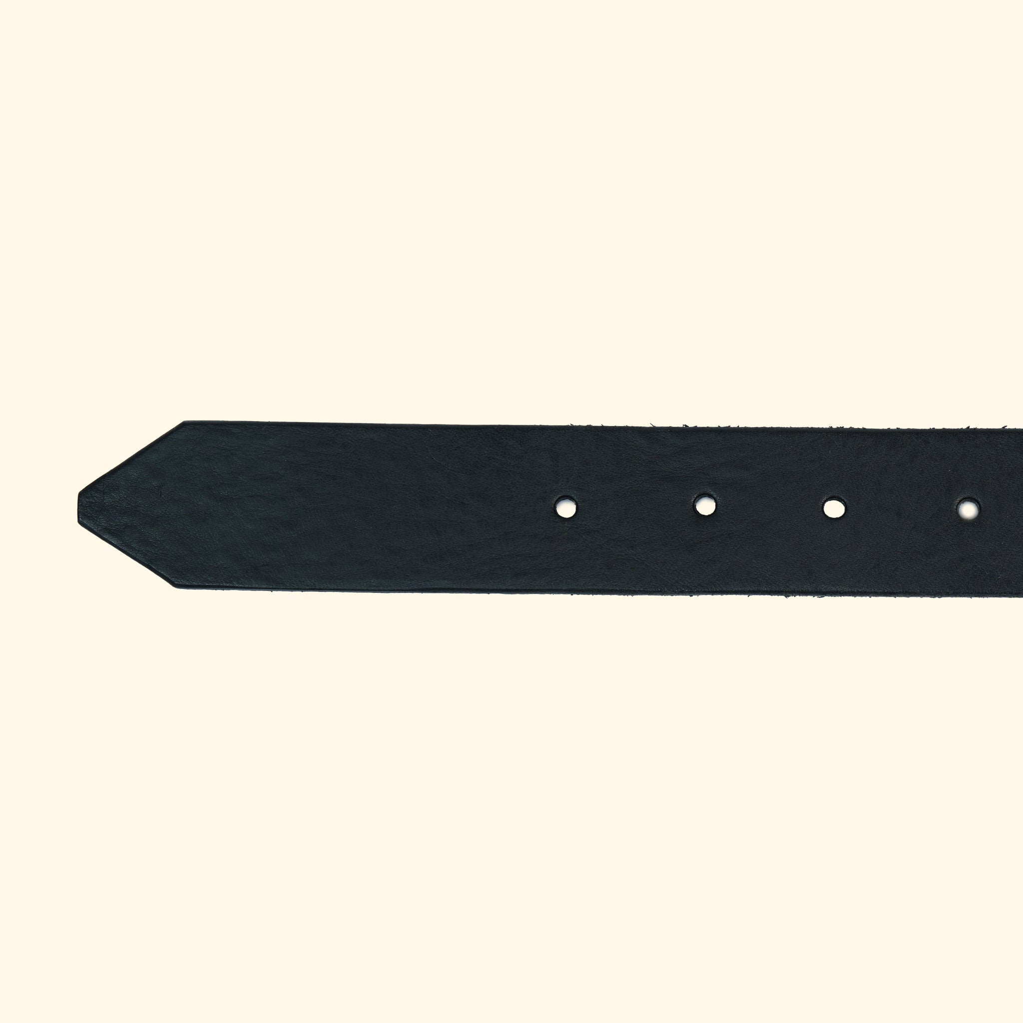 Spitzenansicht des op belt in Old England Nero mit klarer Lochung und fein strukturierter, matter Lederoberfläche.