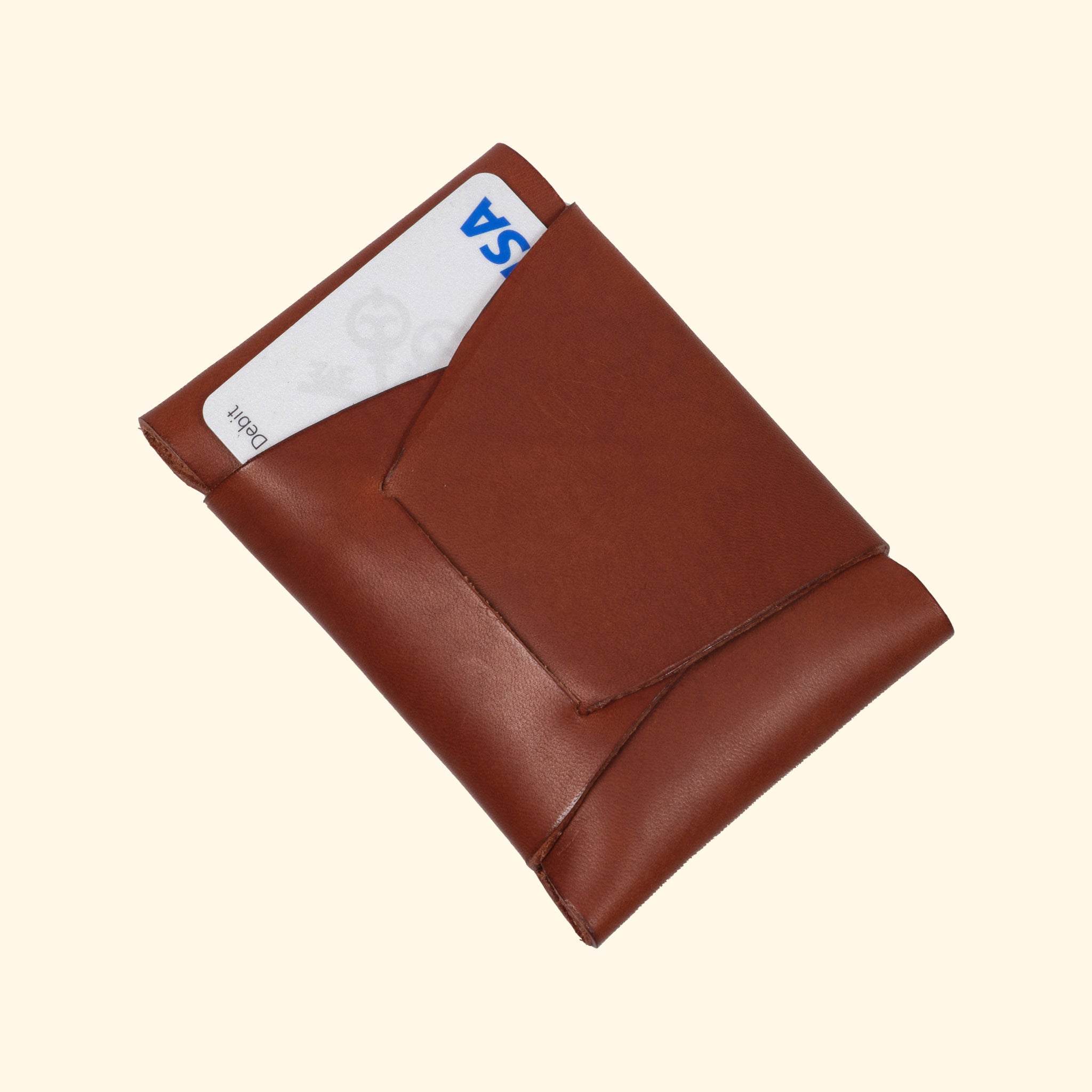 oldpassion Origami Wallet in Hellbraun Farbe, Ansicht im Winkel mit sichtbarer Karte, nahtloses Design aus pflanzlich gegerbtem Leder