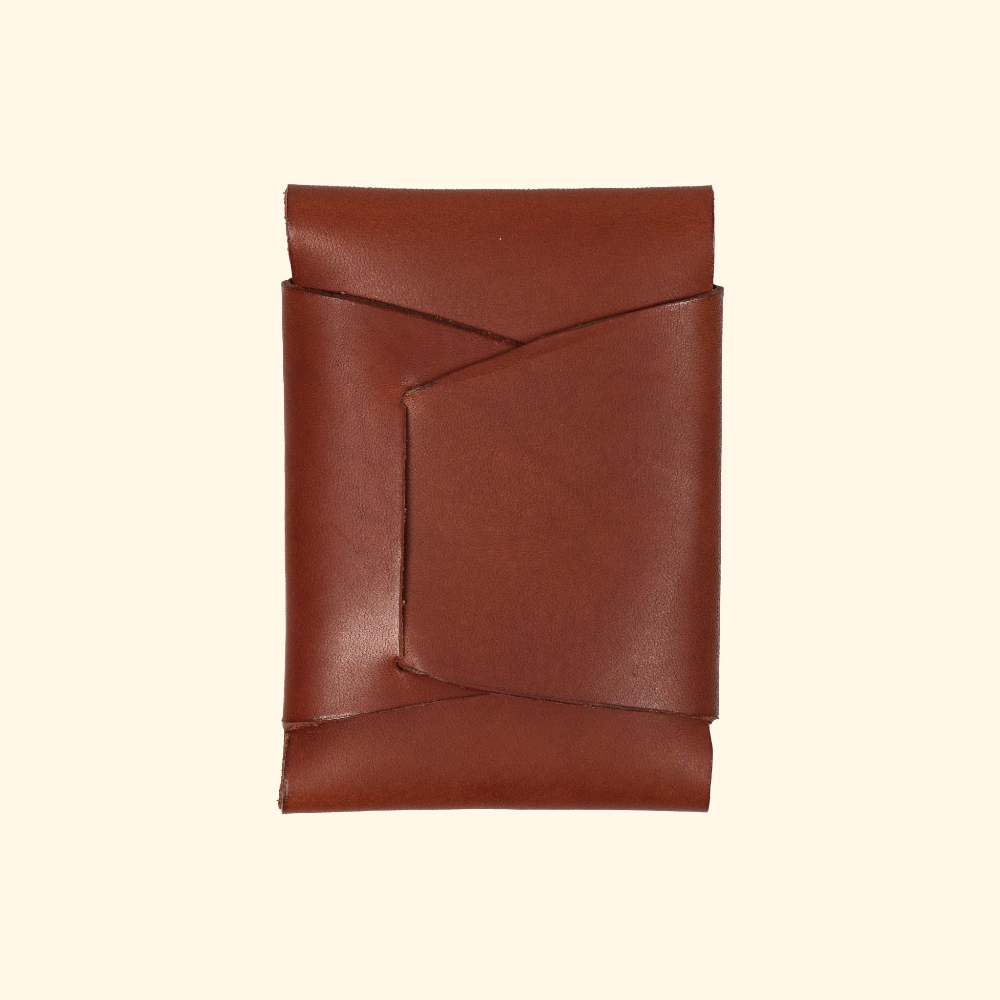 "oldpassion Origami Wallet in Hellbraun Farbe, Rückansicht, nahtloses Design aus pflanzlich gegerbtem Leder"