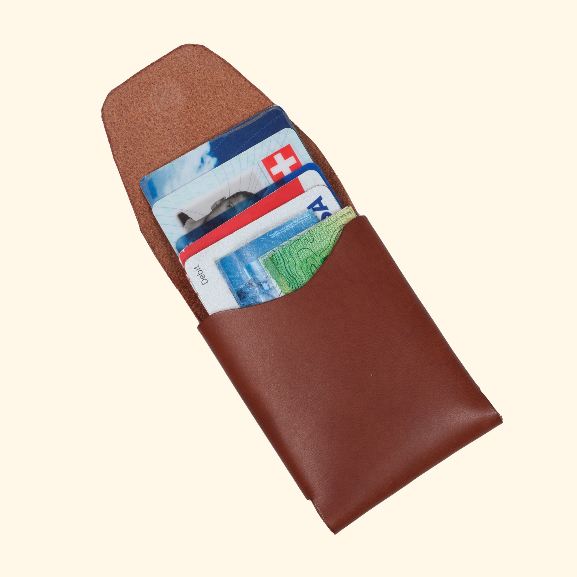 oldpassion Origami Wallet in Brun Clair Farbe, geöffnet mit mehreren Karten und Geldscheinen, nahtloses Design aus pflanzlich gegerbtem Leder