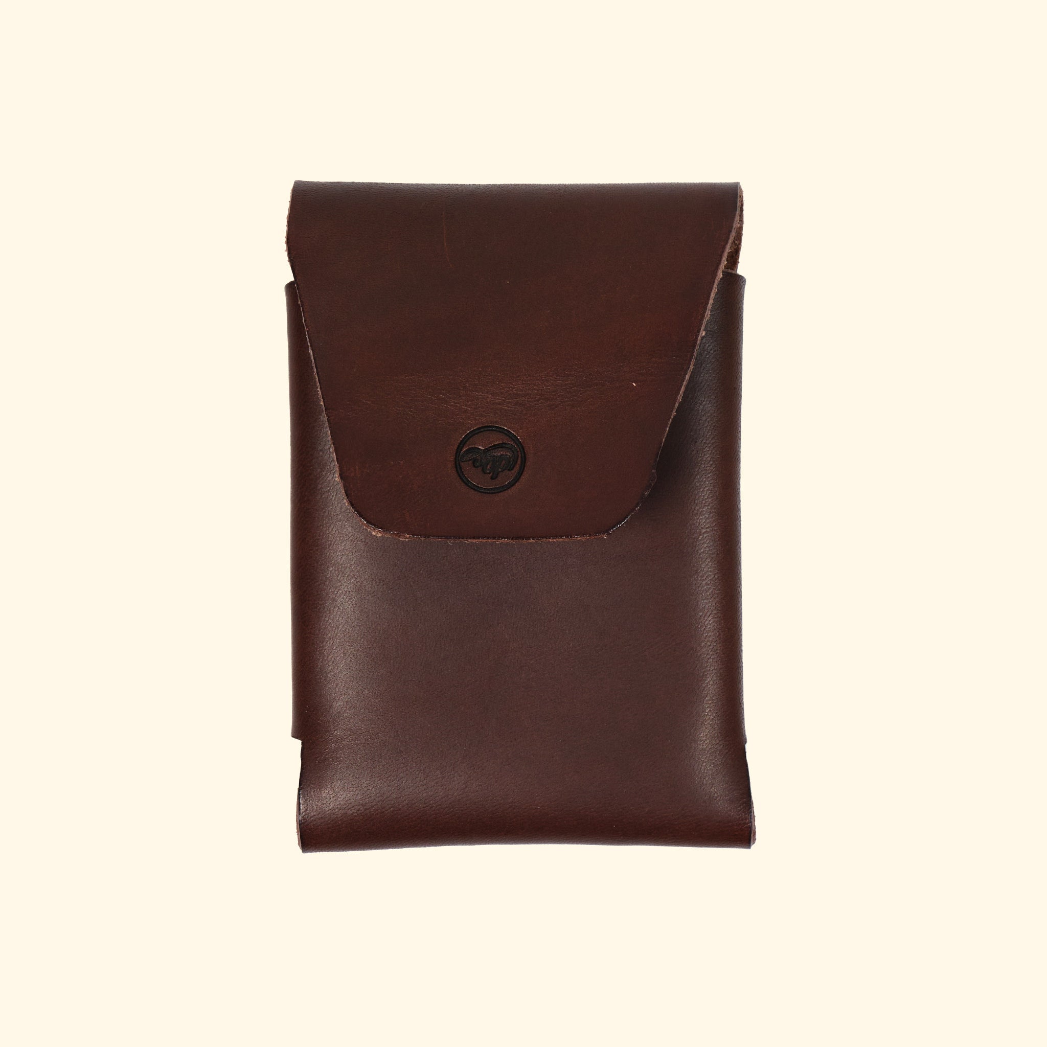 oldpassion Origami Wallet in Dunkelbraun Farbe, geöffnet mit Logo, nahtloses Design aus pflanzlich gegerbtem Leder