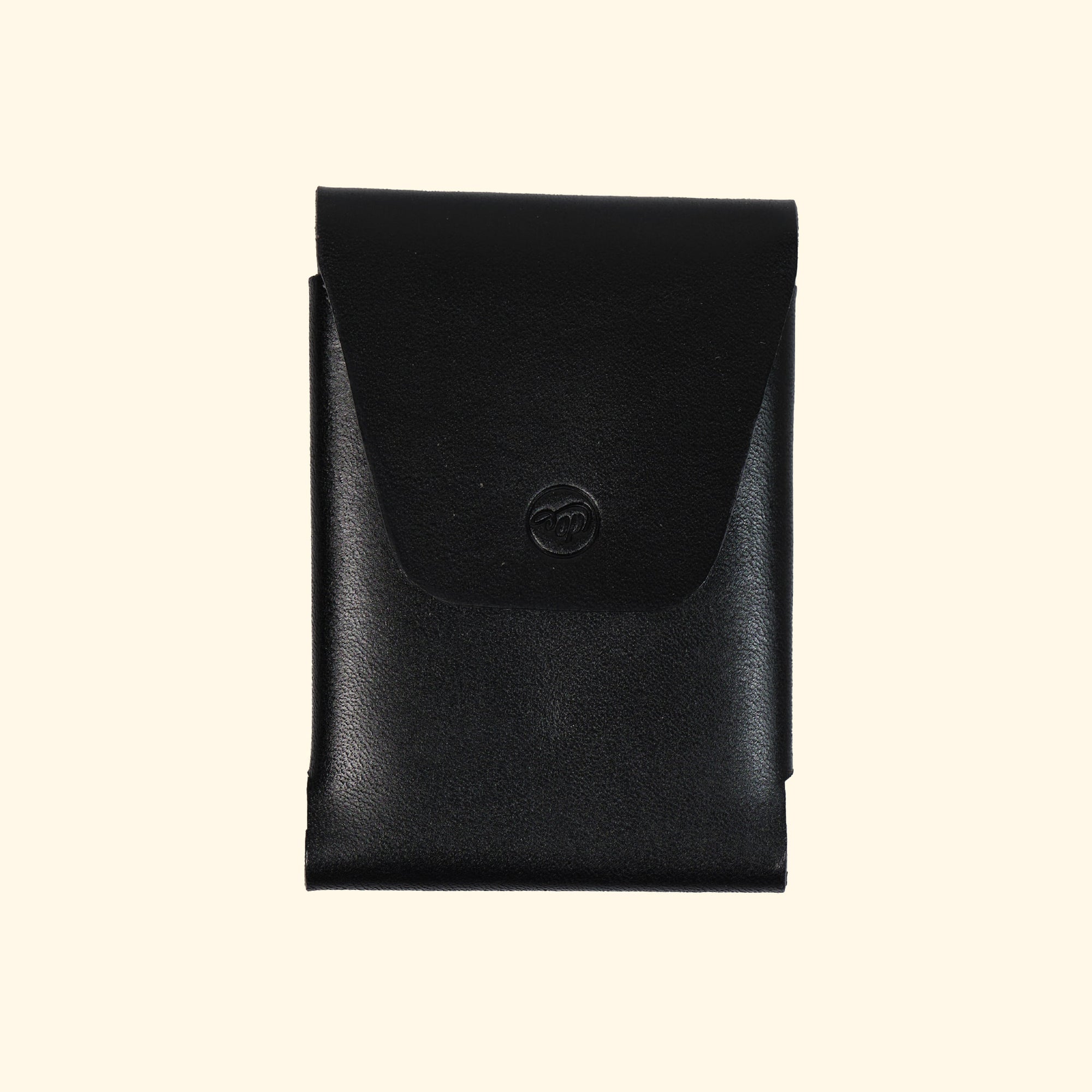 oldpassion Origami Wallet in Noir Farbe, geöffnet mit Logo, nahtloses Design aus pflanzlich gegerbtem Leder