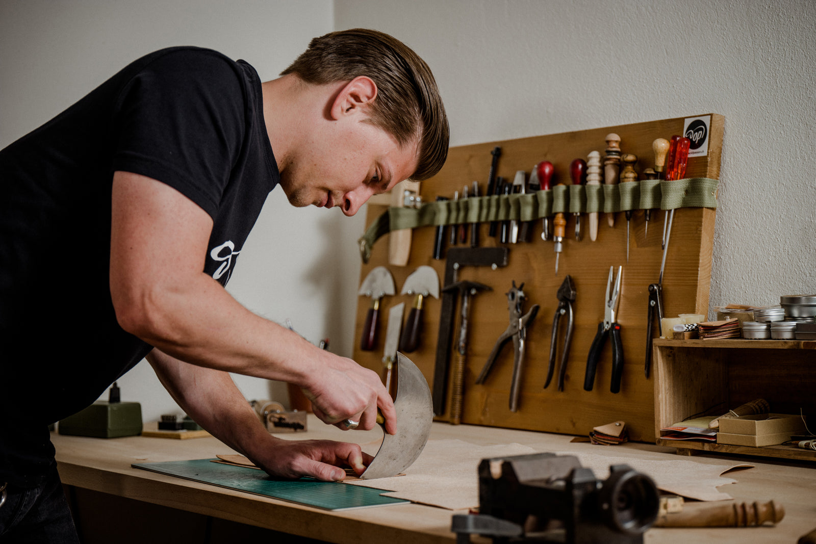 Roman an der Werkbank in der Lederwerkstatt