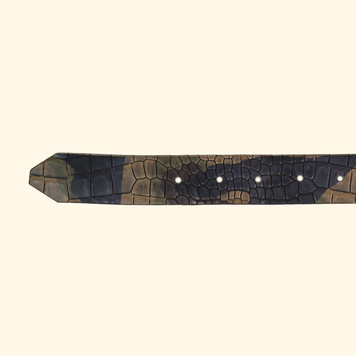 Detailaufnahme des op belt Croccu Camo Verde mit markanter Croco-Prägung und Camouflage-Muster auf vegetabil gegerbtem Rindsleder