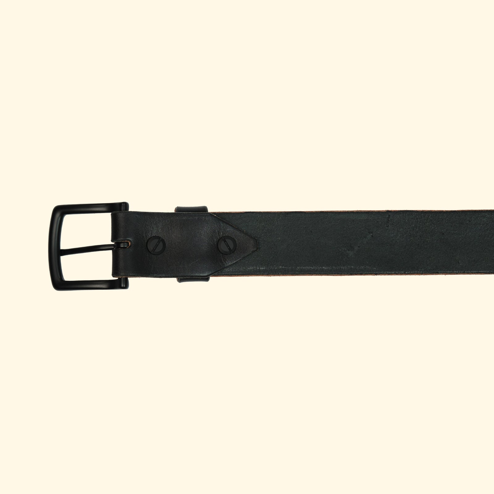 op-belt-langlebiger-Ledergürtel-auf-Mass-black-schnalle-black-brass-rueckseite