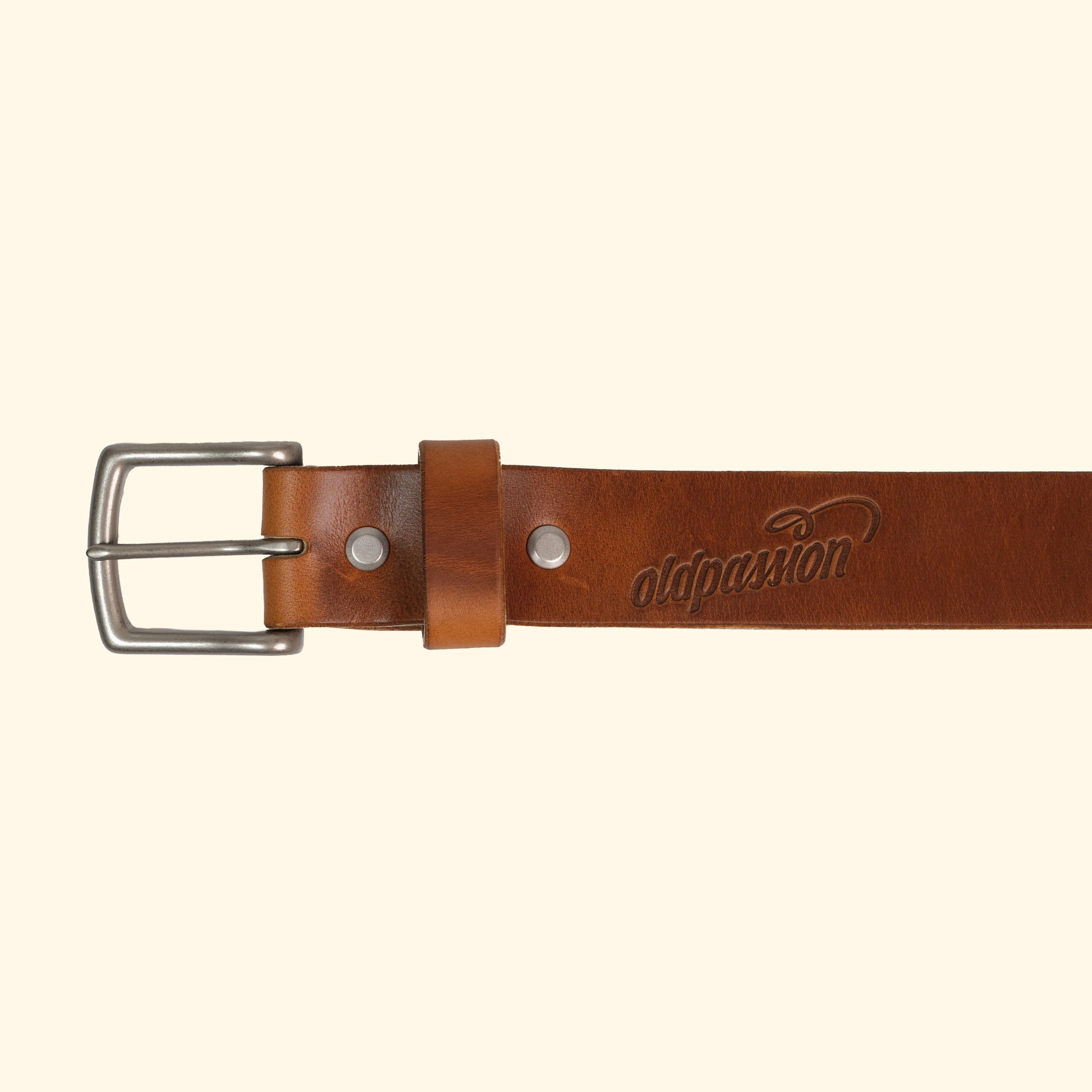 Vorderansicht des Sunflower Horween Cavalier Ledergürtels mit silberner Schnalle und oldpassion-Logo, ideal für stilvolle und hochwertige Lederaccessoires.