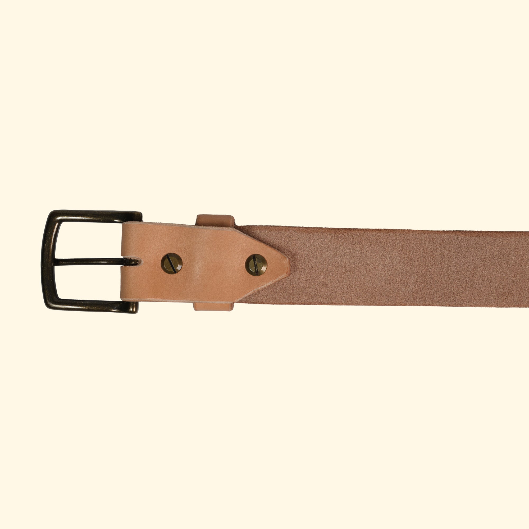 Rückansicht eines handgefertigten Ledergürtels aus Horween Essex Leder in der Farbe Natural, mit antiker Messingschnalle und zwei Schraubnieten.