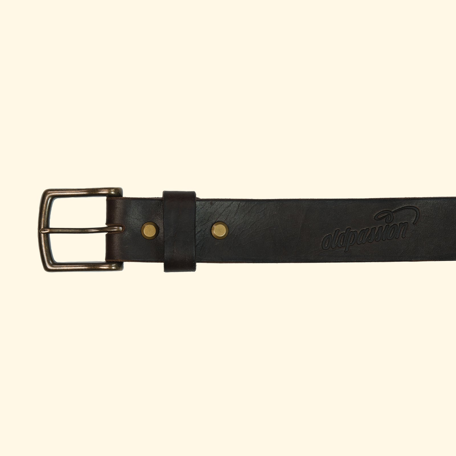op-belt-langlebiger-Ledergürtel-auf-Mass-myrtille-dark-brown-schnalle-antique-brass-vorderseite