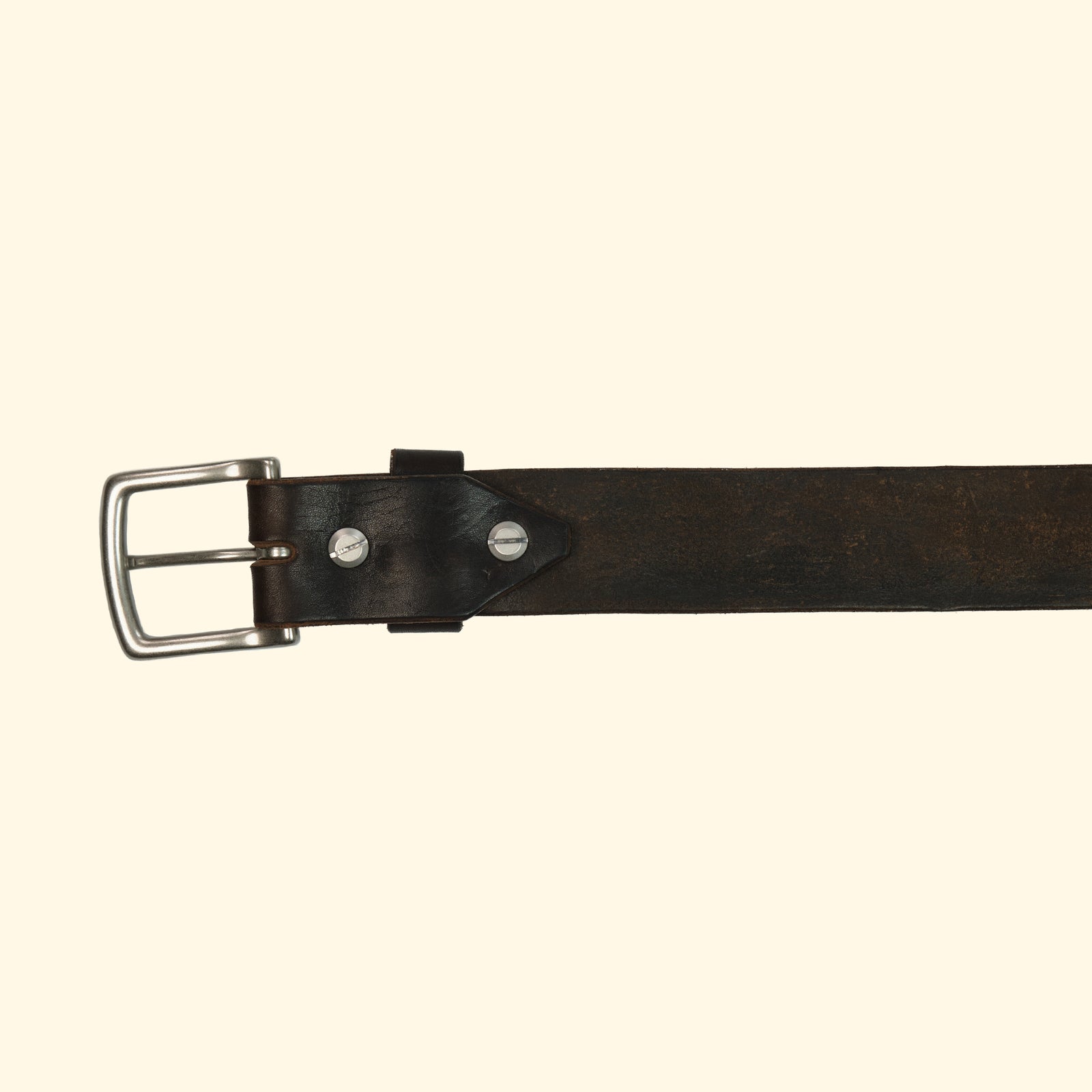 op-belt-langlebiger-Ledergürtel-auf-Mass-myrtille-dark-brown-schnalle-silver-brass-rueckseite
