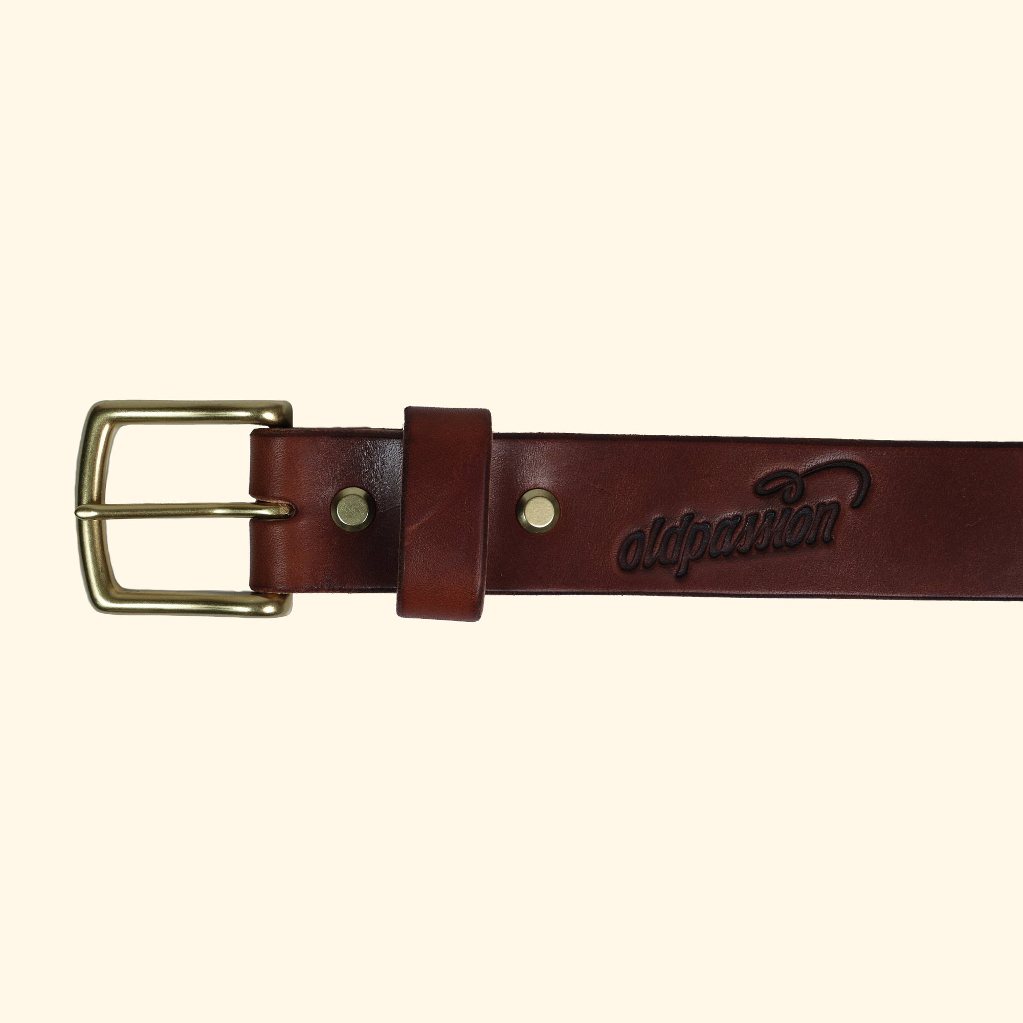 orderansicht eines handgefertigten Ledergürtels aus Wickett & Craig 'Traditional Harness' Leder in der Farbe Medium Brown, mit goldener Messingschnalle und zwei Schraubnieten.