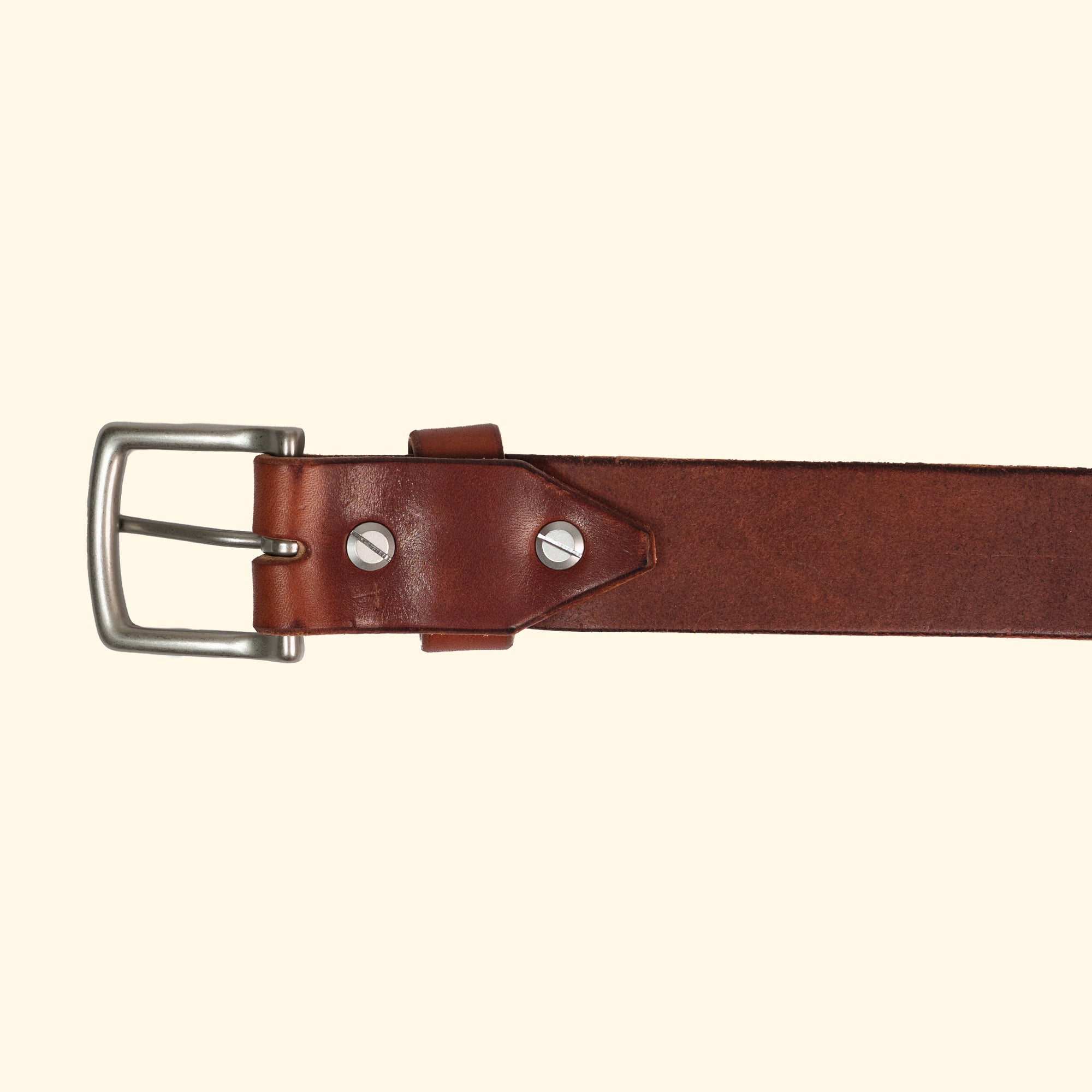 Rückansicht des maßgefertigten Ledergürtels aus Wickett & Craig 'Traditional Harness' Leder in der Farbe Medium Brown mit silberner Messingschnalle. Der Gürtel zeigt hochwertige Verarbeitung und Langlebigkeit.