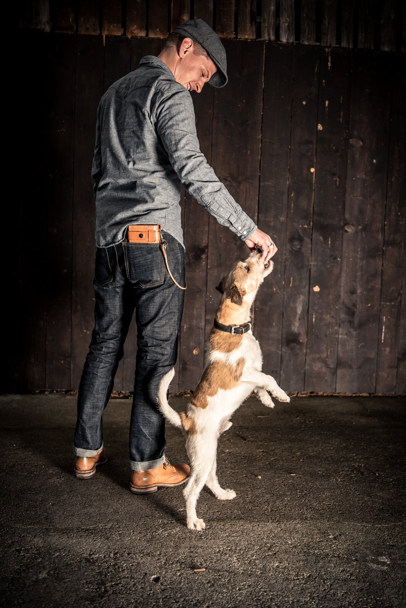 Roman Buri - oldpassion from prison with love. Founder & Owner von oldpassion. Leder Portemonnaie, Long Wallet, Wallet Lanyard. Leder Lanyard mit grossem Leder Portemonnaie.