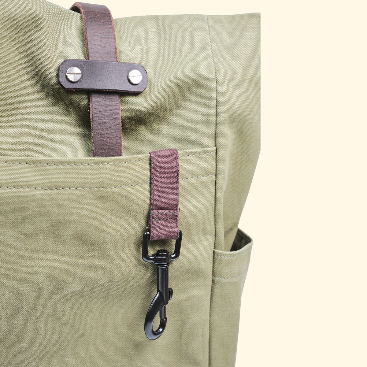 Detailaufnahme des Karabinerhakens an der Tote Bag Canvas Olive – ideal zum Sichern von Schlüsseln oder Accessoires