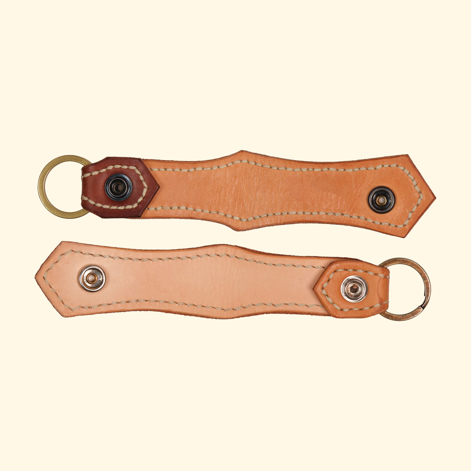 Key-Fob-Einzigartiger-Schlüsselanhänger-aus-Leder-hellbraun-nature-brass-ring-geoeffnet-oldpassion-from-prison-with-love