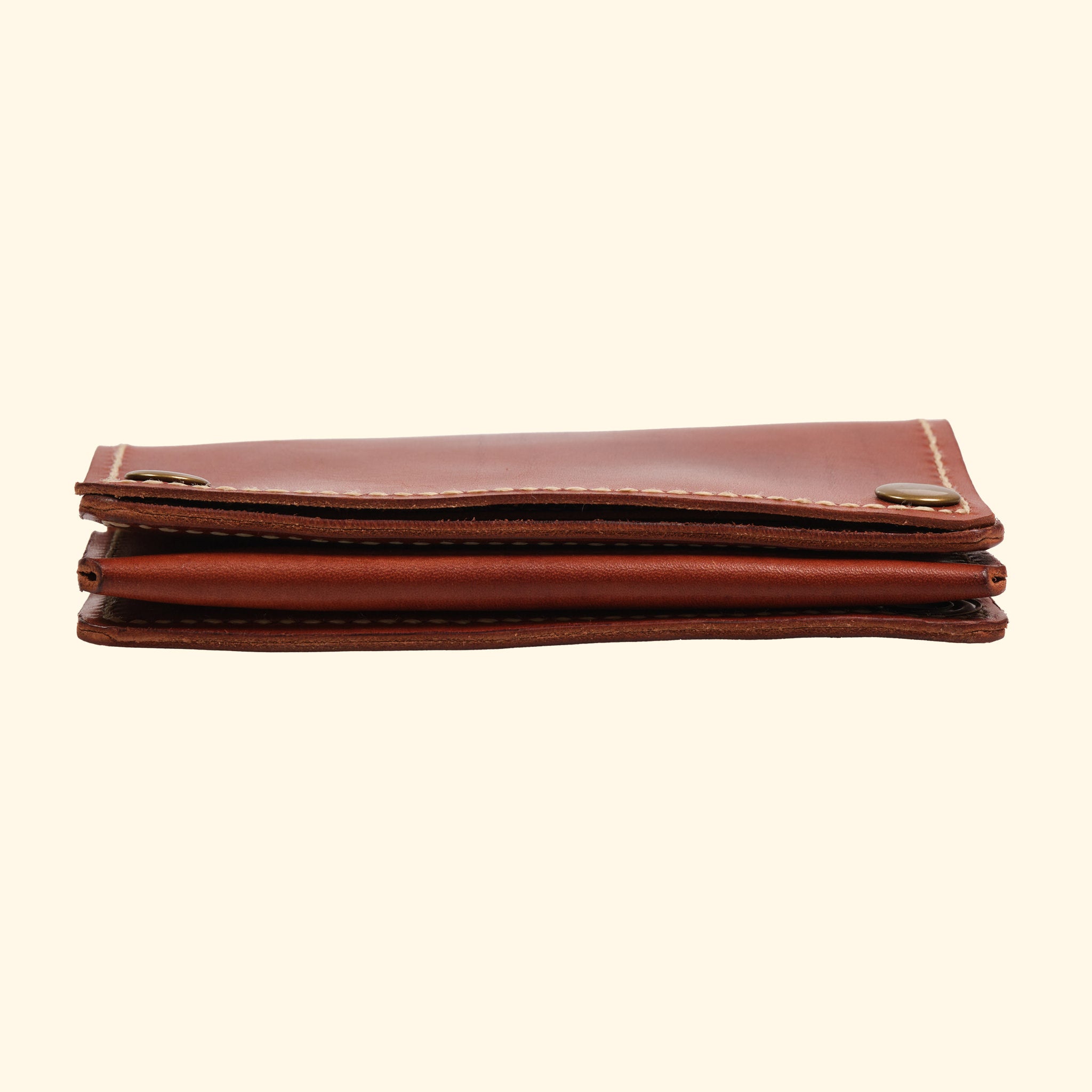 Trucker Wallet Leder-Portemonnaie in Hellbraun mit Antik-Beschlägen, Seitenansicht vorne – oldpassion