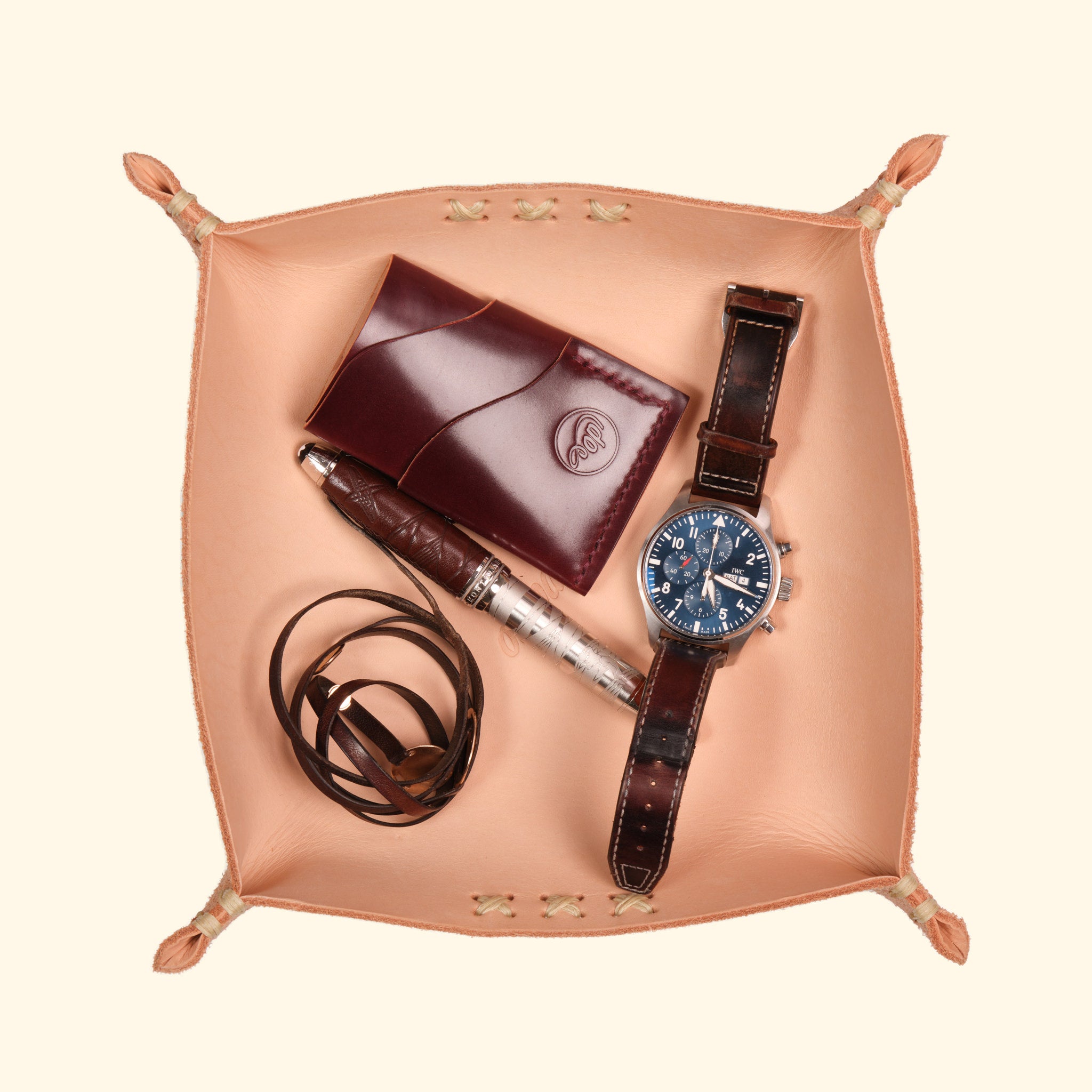 Leder-Tray Taschenleerer aus Naturleder mit abgelegter Armbanduhr – oldpassion