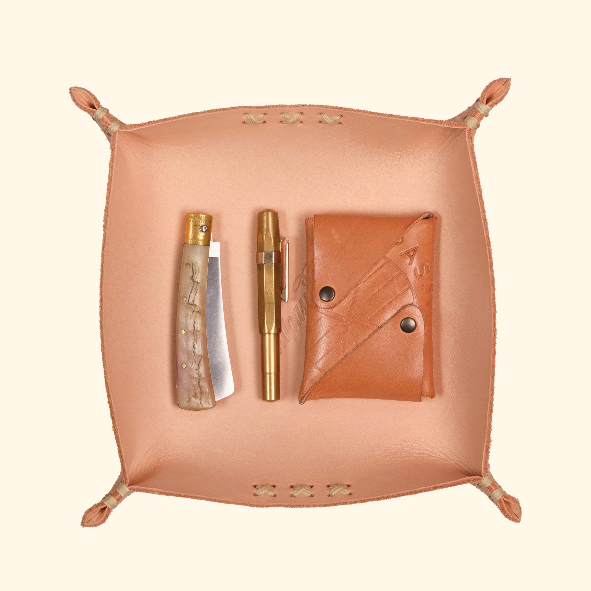Leder-Tray Taschenleerer aus Naturleder mit Everyday-Carry: Origami Wallet, Messer und Stift – oldpassion